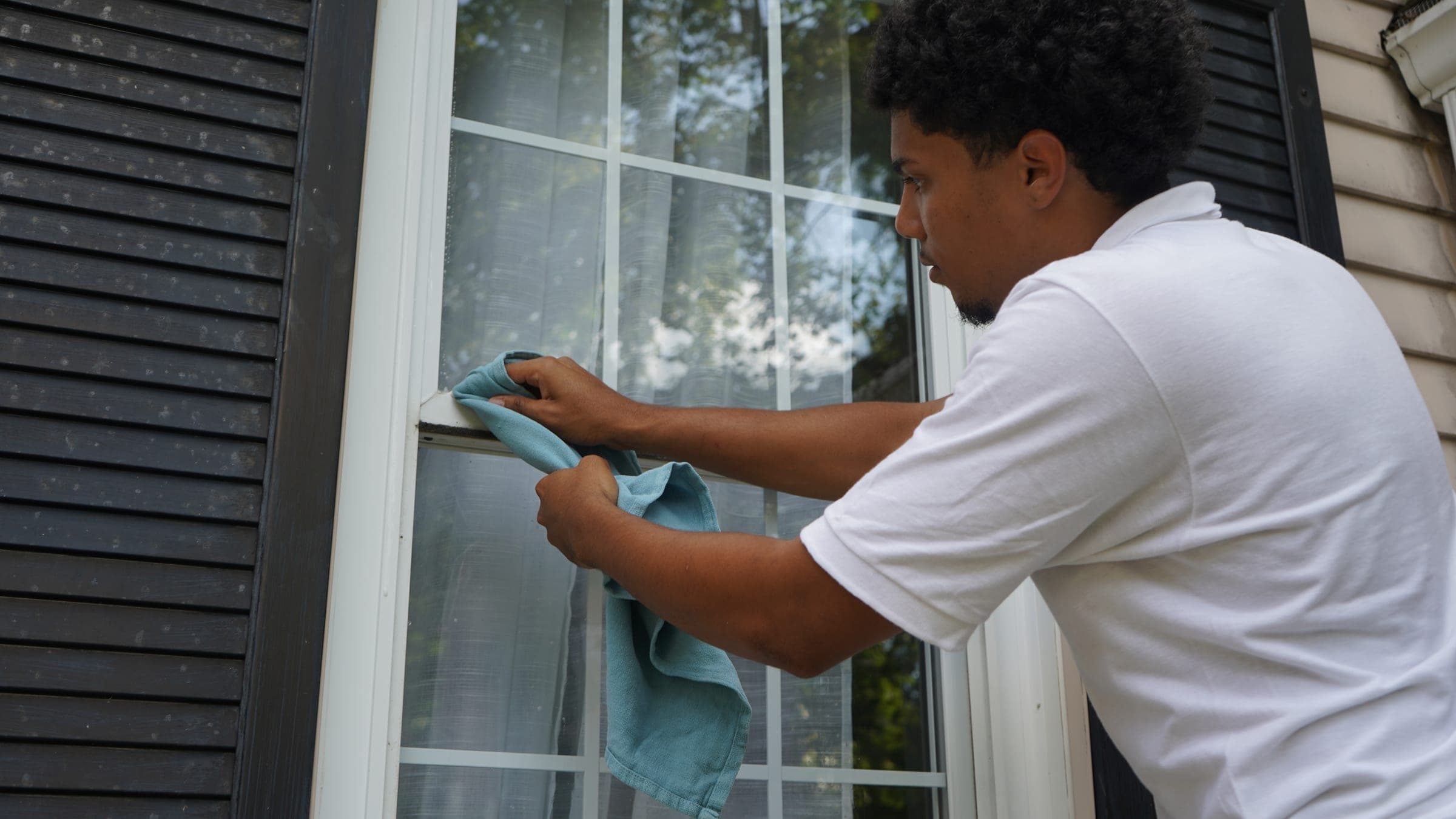 Louie's Window Cleaning — Screen Cleaning in Pittsburgh, PA
